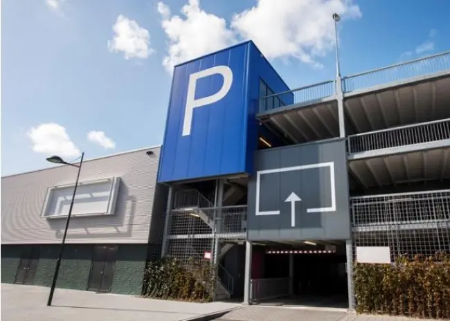 Parkeren bij attractiepark is aparte dienst